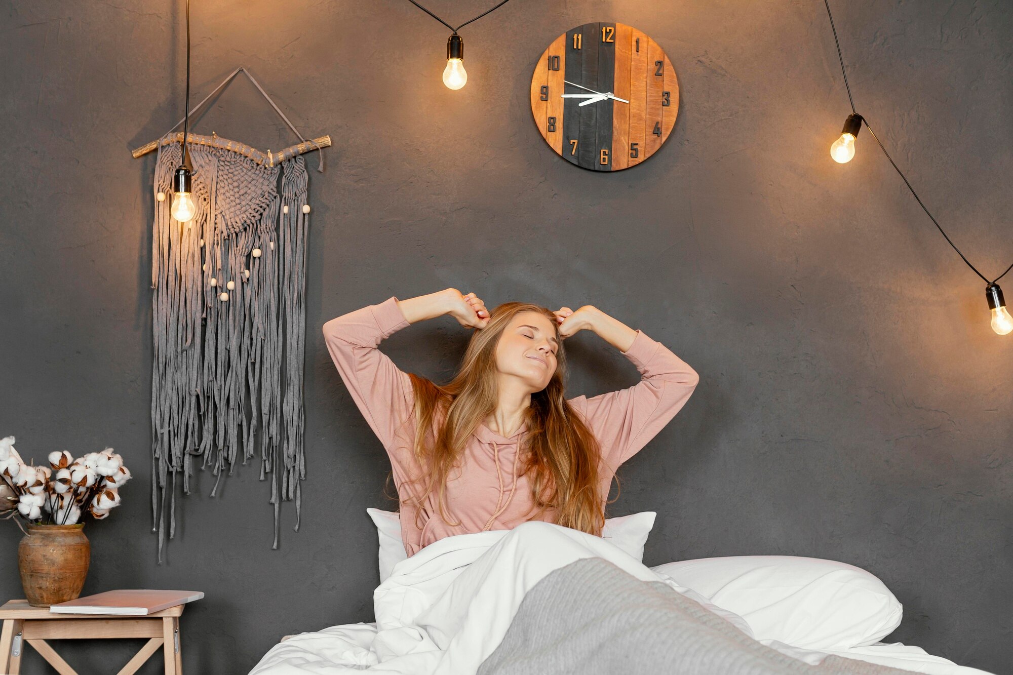 Kamar tidur tenang dengan pencahayaan redup yang nyaman